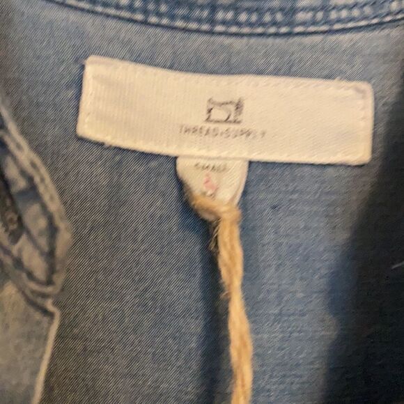 Thread + Supply | Medium Wash Chambray Long Side Slit Sleeveless Button Shirt S - Picture 5 of 6